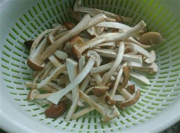 超简单超美味火腿肠茶树菇小吃的做法图解1