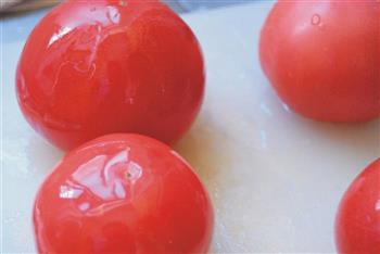 虾仁炒蛋番茄盅的做法步骤2