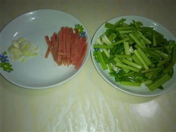 三分钟做芹菜炒肉的做法步骤1