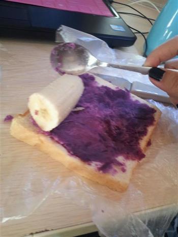 集粗粮水果乳制品于一身的香蕉紫薯吐司卷的做法步骤3