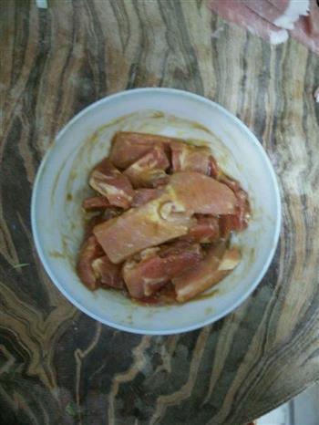西芹炒肉的做法步骤1