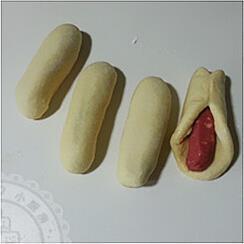火腿肠花环面包的做法步骤2