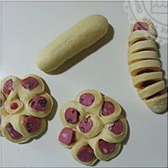 火腿肠花环面包的做法步骤3