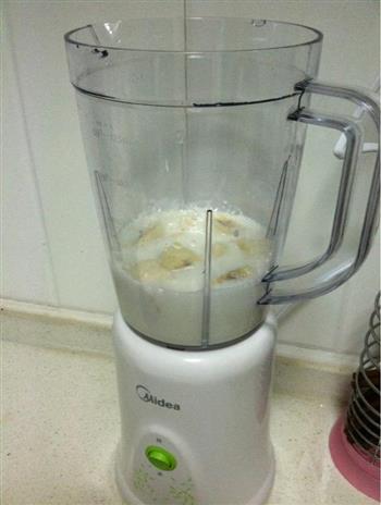 香蕉牛奶的做法步骤3