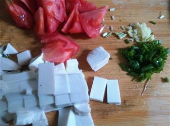 番茄豆腐鲫鱼汤的做法步骤2