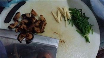 腐乳排骨炒香菇的做法步骤2