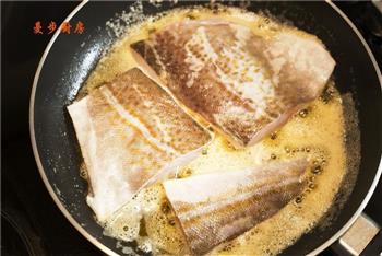 香煎银鳕鱼配西兰花泥的做法步骤5