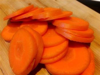 胡萝卜苹果柑橘汁的做法图解1