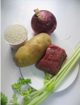 薯仔红酒牛肉粒炖饭的做法图解1