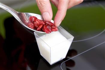 蔓越莓意大利奶冻的做法图解4