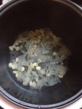 银耳莲子汤的做法步骤3