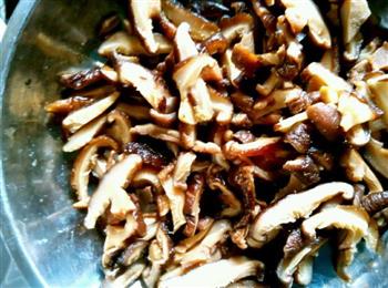 腊肉花豆香菇焖饭的做法图解3