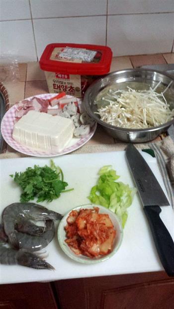 韩式辣白菜海鲜汤的做法步骤1