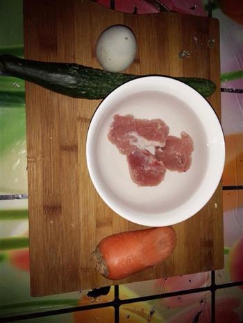 红红绿绿皮蛋瘦肉粥的做法步骤1