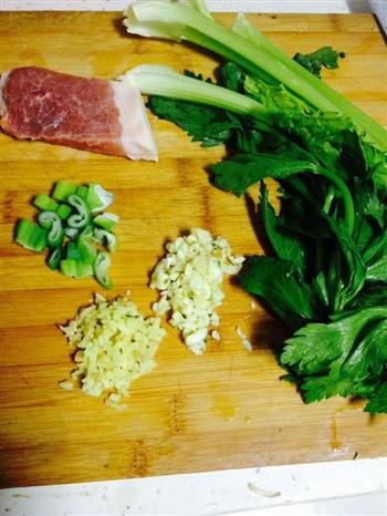 芹菜炒肉-小清新搭配小鲜肉的做法步骤1
