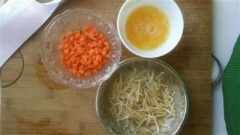 银鱼仔红萝卜鸡蛋油盐焖饭的做法图解1