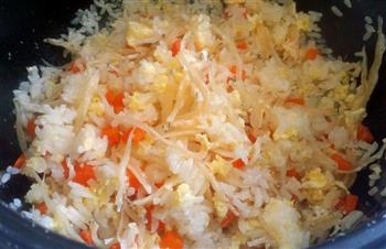 银鱼仔红萝卜鸡蛋油盐焖饭的做法步骤4