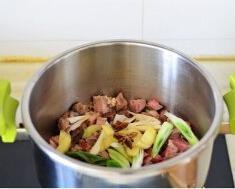 韩式卷心菜番茄牛肉汤的做法步骤6