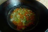 豌豆玉米炒肉丁的做法步骤2