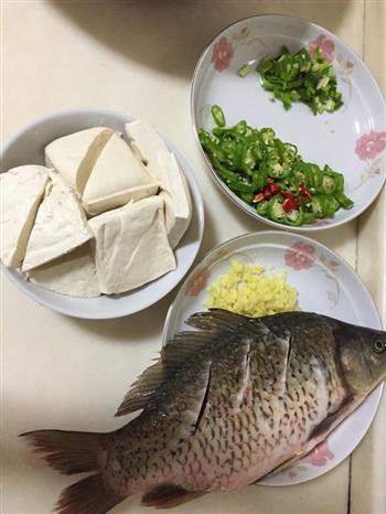 鲫鱼炖豆腐的做法步骤1