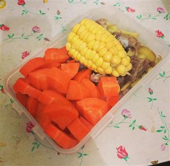 超健康的-红萝卜玉米排骨汤的做法步骤1