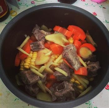 超健康的-红萝卜玉米排骨汤的做法步骤2