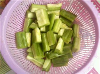 凉瓜黄豆排骨汤的做法步骤2