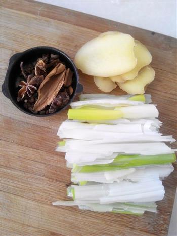 东北酸菜汆白肉的做法步骤2