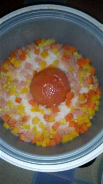 玉米地瓜胡萝卜火腿肠版整个番茄饭的做法步骤1