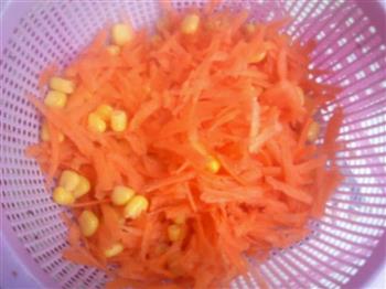 韭菜红罗卜玉米鸡蛋饼的做法步骤2