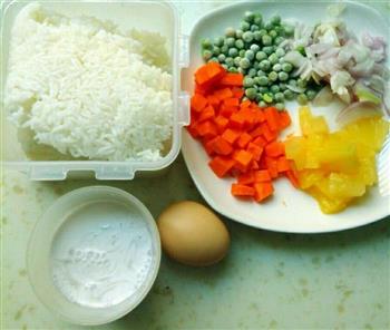 椰香菠萝蛋炒饭的做法步骤1