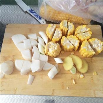 玉米萝卜炖排骨的做法图解1