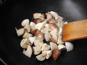 蘑菇烧栗子的做法步骤5