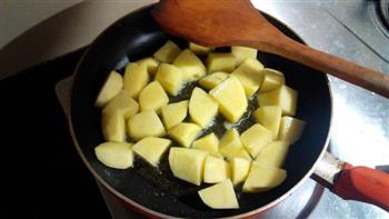 土豆炖排骨的做法图解2
