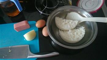 简易营养早餐-蛋炒饭的做法步骤1