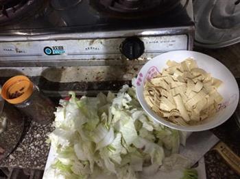 海米豆皮炖白菜的做法图解1