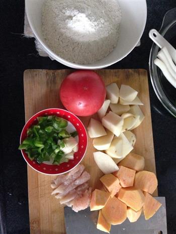 西红柿土豆鸡肉蔬菜面疙瘩的做法步骤1
