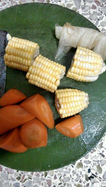 玉米胡萝卜汤的做法步骤3