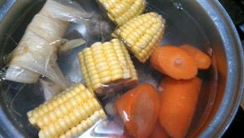 玉米胡萝卜汤的做法图解4