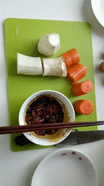 杏鲍菇炒肉的做法步骤1