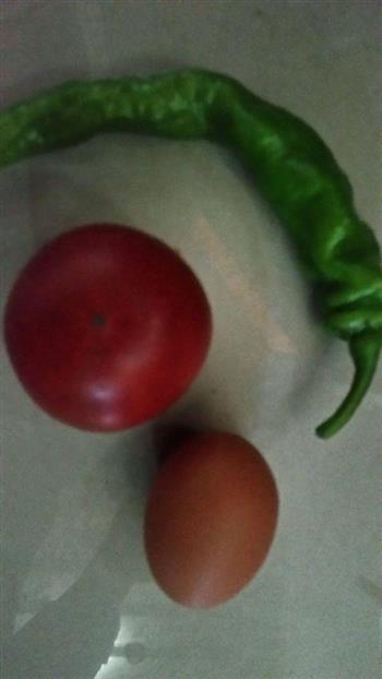 鸡蛋西红柿青椒拌面的做法步骤1