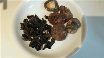 暖心暖胃海蛎香菇木耳粥的做法图解1