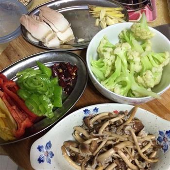 干锅茶树菇花菜的做法步骤1