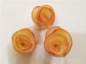 饺子皮版苹果玫瑰卷的做法步骤3