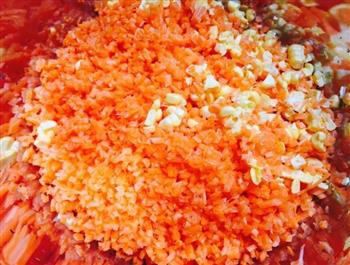 一起来做月牙弯饺子-红萝卜玉米肉饺的做法步骤3