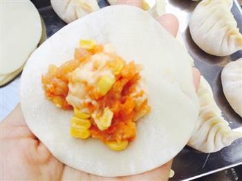 一起来做月牙弯饺子-红萝卜玉米肉饺的做法图解9
