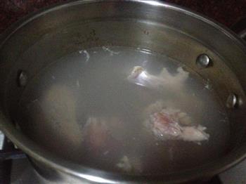 白萝卜淡菜干排骨汤的做法步骤1