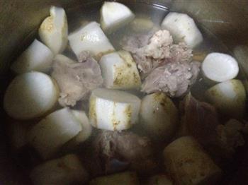 白萝卜淡菜干排骨汤的做法步骤4
