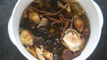 什锦菌菇养生汤的做法步骤2