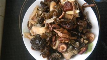 什锦菌菇养生汤的做法步骤4